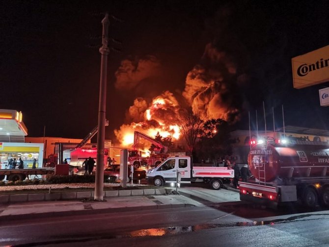 İ̇zmir’de Lastik Bayisinde Çıkan Yangın Söndürüldü
