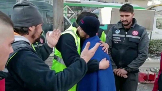 88’nci Saatte Kendini Kurtaran Ekiplere İşte Böyle Sarıldı