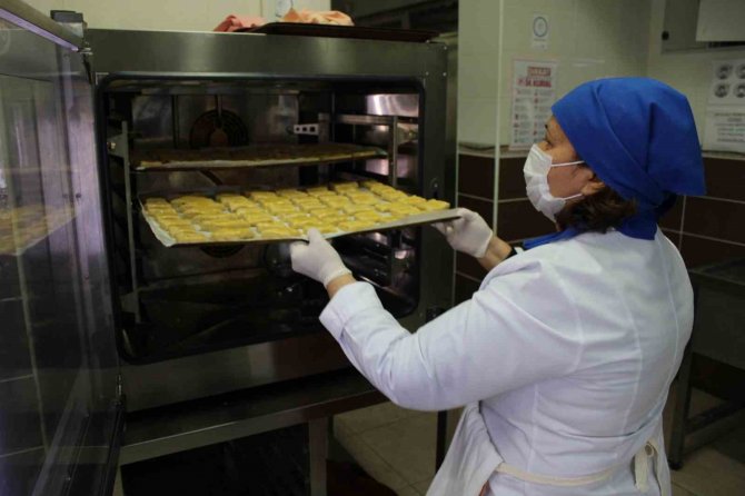 Öğrenciler Depremzedeler İçin Mutfağa Girdi