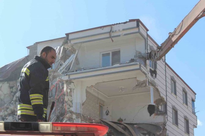 İ̇slahiye’de Ağır Hasarlı Binaların Yıkımına Başlandı