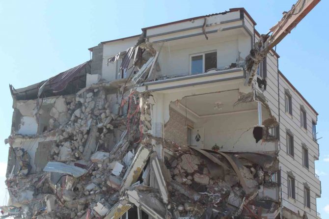 İ̇slahiye’de Ağır Hasarlı Binaların Yıkımına Başlandı