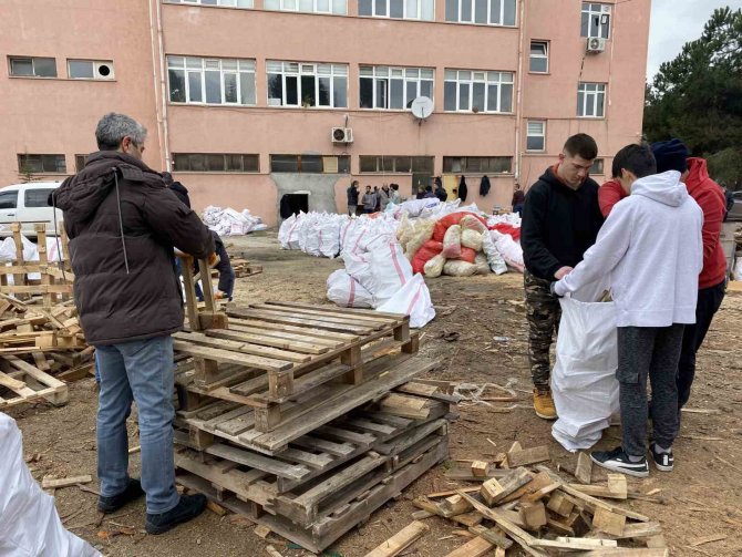 Bartın’da Deprem Bölgeleri İçin Gönüllü Seferberlik Hali Sürüyor