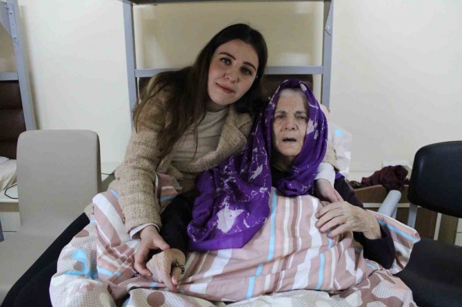 Asrın Felaketinden Kurtulan Bedriye Teyze Ve Gönüllüler ’Anne-kız’ Gibi Oldular