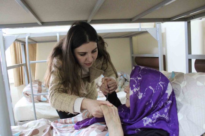 Asrın Felaketinden Kurtulan Bedriye Teyze Ve Gönüllüler ’Anne-kız’ Gibi Oldular