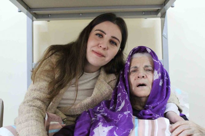 Asrın Felaketinden Kurtulan Bedriye Teyze Ve Gönüllüler ’Anne-kız’ Gibi Oldular
