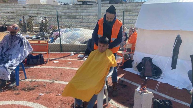 Bay Ve Bayan Kuaförler Bu Kez Depremzedeler İçin Makas Tuttu