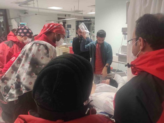 Genç Anne 7 Aylık Bebeğini 4 Gün Enkaz Altında Emzirdi, 5’inci Gün Tükürükle, O Da Kalmayınca Kolunu Kesip Kendi Kanıyla Besledi
