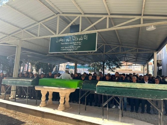Depremde Enkaz Altında Kalan Anne Ve 3 Çocuğu Burdur’da Toprağa Verildi