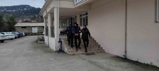 Oto Teyp Hırsızı Parmak İzinden Yakalandı
