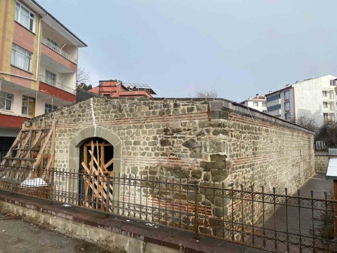 İ̇ki Büyük Deprem, 5 Asırlık Tarihi Hanın Duvarını Çatlattı