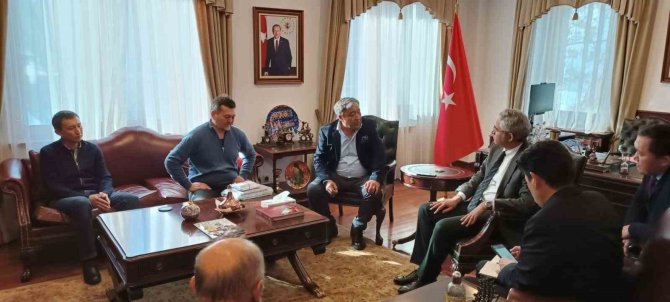 Dünyaca Ünlü Ressam Tölepbay, Tablosunu Depremzedeler İçin Sattı