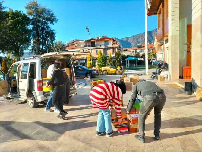 Köyceğiz’e Gelen Depremzedelerin İhtiyaçlarını Yardımseverler Karşılıyor