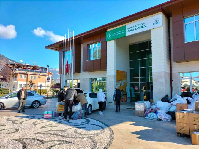 Köyceğiz’e Gelen Depremzedelerin İhtiyaçlarını Yardımseverler Karşılıyor