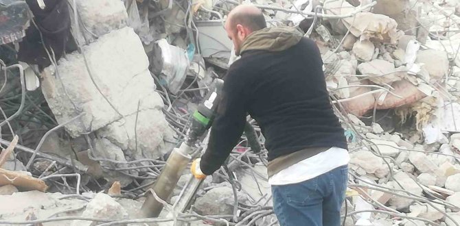 Adıyaman’daki Enkazlardan Karot Örneği Alınıyor