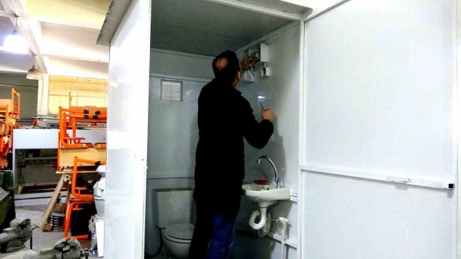 Depremzedeler İçin Seyyar Tuvalet Üretimine Başlandı