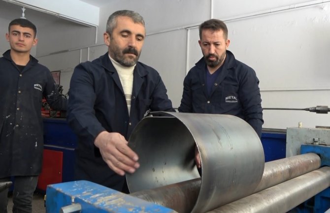 Tatillerini İptal Eden Öğrenciler Depremzedeler İçin Soba Üretmeye Başladı