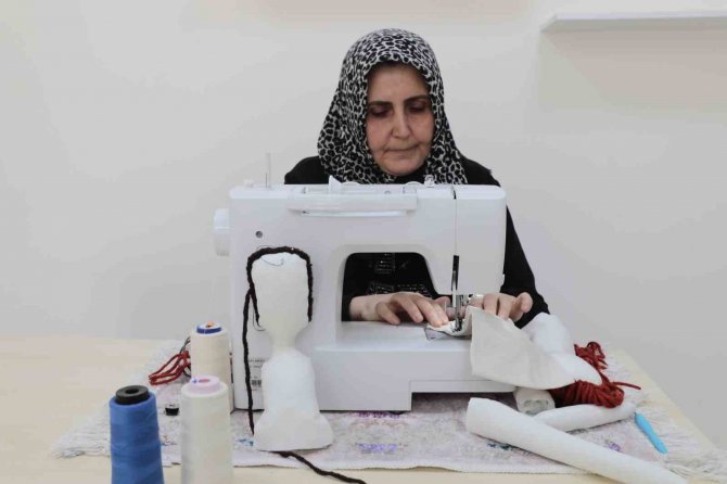 Kursiyerler Depremzede Çocuklar İçin Bez Bebek Yapıyor