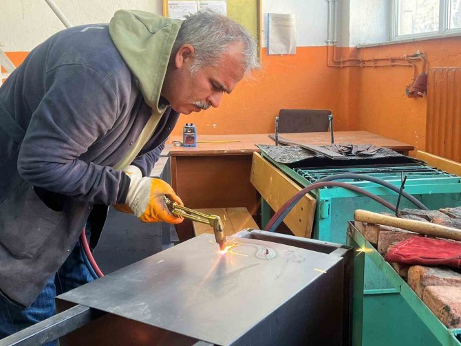 Nevşehir’de Öğrenci Ve Öğretmenler Depremzedeler İçin Soba Üretiyor