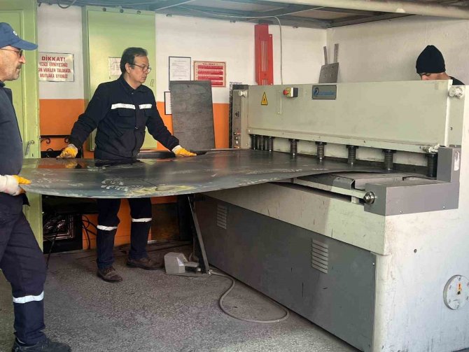 Nevşehir’de Öğrenci Ve Öğretmenler Depremzedeler İçin Soba Üretiyor