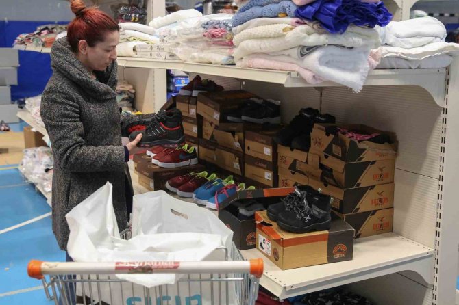 Dayanışma Marketi Yardımları Depremzedelerle Buluşturuyor