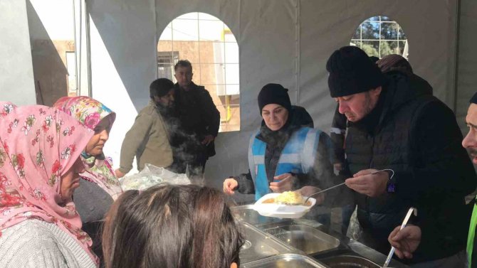 Deprem Bölgesinde 24 Saat Sıcak Yemek İkramı