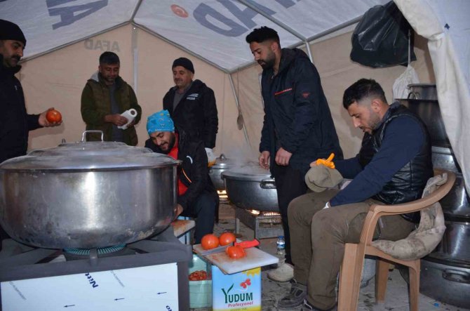 Şırnaklı Aile Günde 3 Bin Kişiye Yemek Hazırlayıp Kızılay’a Teslim Ediyor
