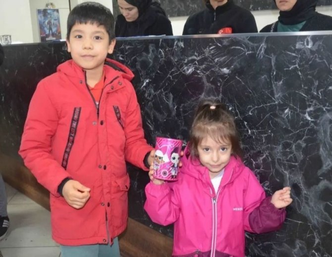 Simavlı 5 Yaşındaki Minik Elif İ̇kra, Kumbarasındaki Harçlıklarını Depremzedelere Bağışladı