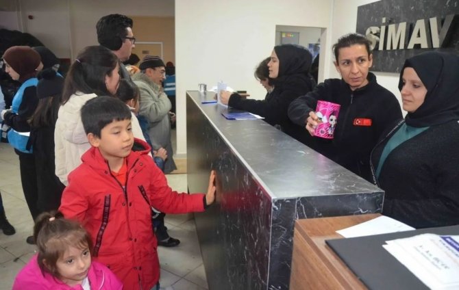 Simavlı 5 Yaşındaki Minik Elif İ̇kra, Kumbarasındaki Harçlıklarını Depremzedelere Bağışladı