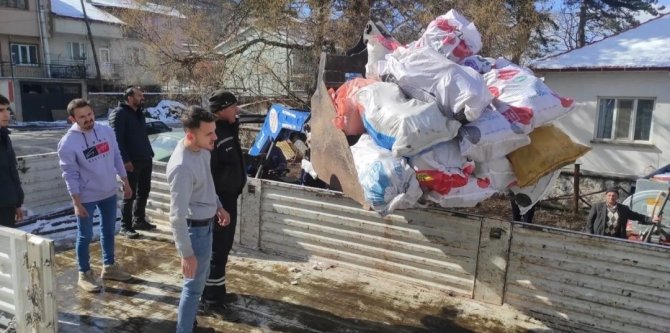 Simavlı Dernekten Deprem Bölgesine Yakacak Desteği