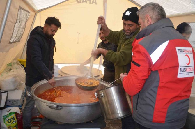Şırnaklı Aile Günde 3 Bin Kişiye Yemek Hazırlayıp Kızılay’a Teslim Ediyor
