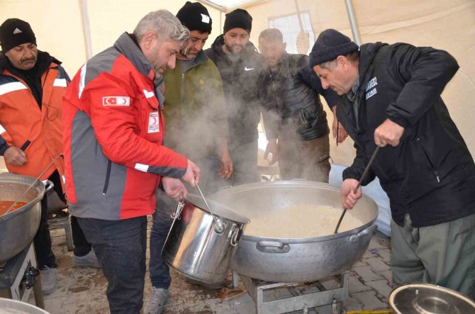 Şırnaklı Aile Günde 3 Bin Kişiye Yemek Hazırlayıp Kızılay’a Teslim Ediyor