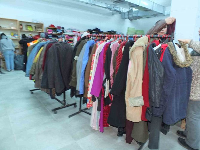 Balıkesir’de Depremzedeler İçin Sosyal Market Kuruldu