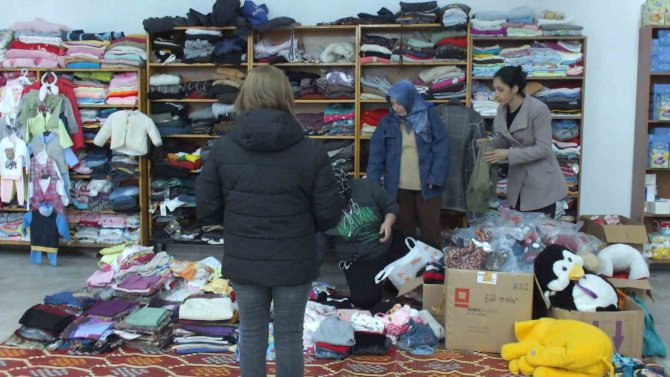 Balıkesir’de Depremzedeler İçin Sosyal Market Kuruldu