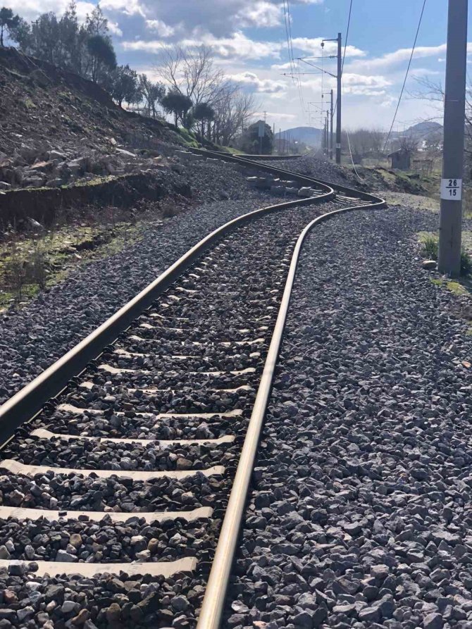 Tcdd Deprem Bölgesinde Hasar Gören Tren Raylarını Onarım Çalışmalarını Tamamlıyor