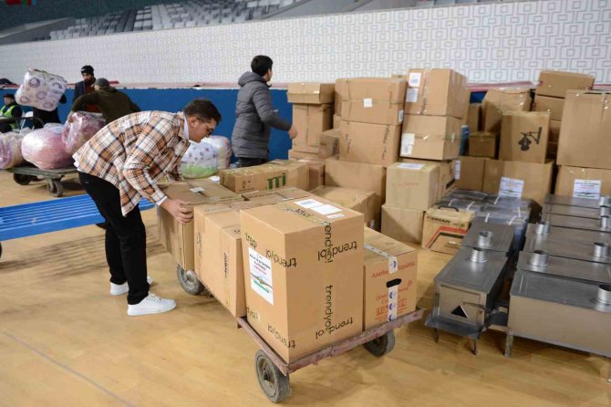 Bakü’deki Türkiye Yüzyılı Birlik Ve Dayanışma Platformu’ndan Türkiye’ye 135 Tırlık Yardım