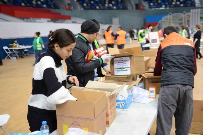 Bakü’deki Türkiye Yüzyılı Birlik Ve Dayanışma Platformu’ndan Türkiye’ye 135 Tırlık Yardım