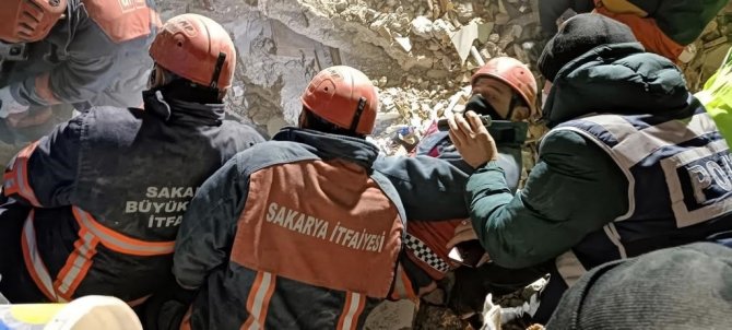 88’nci Saatte Kendini Kurtaran Ekiplere İşte Böyle Sarıldı