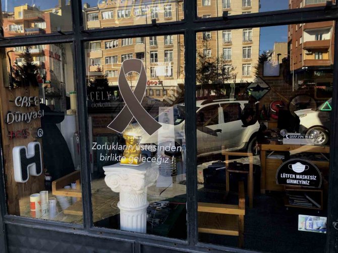 Eskişehir’de Esnaf ’Asrın Felaketi’ Nedeniyle Camlarına Siyah Kurdele Yapıştırdı
