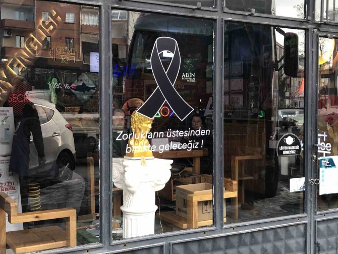 Eskişehir’de Esnaf ’Asrın Felaketi’ Nedeniyle Camlarına Siyah Kurdele Yapıştırdı