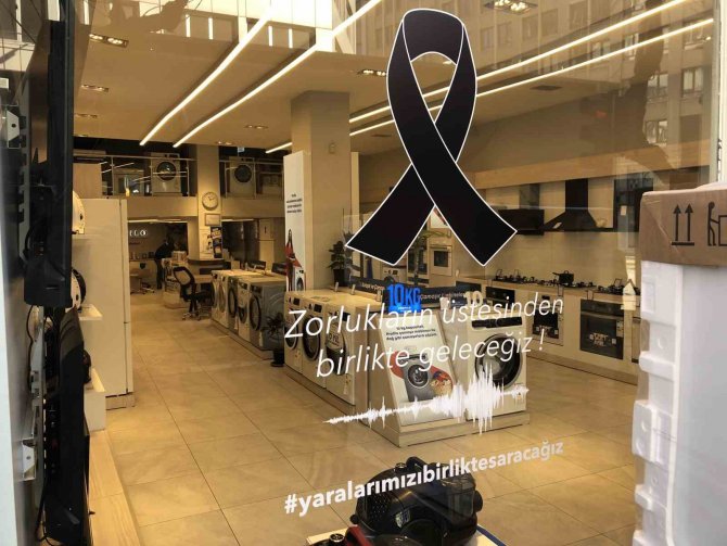 Eskişehir’de Esnaf ’Asrın Felaketi’ Nedeniyle Camlarına Siyah Kurdele Yapıştırdı