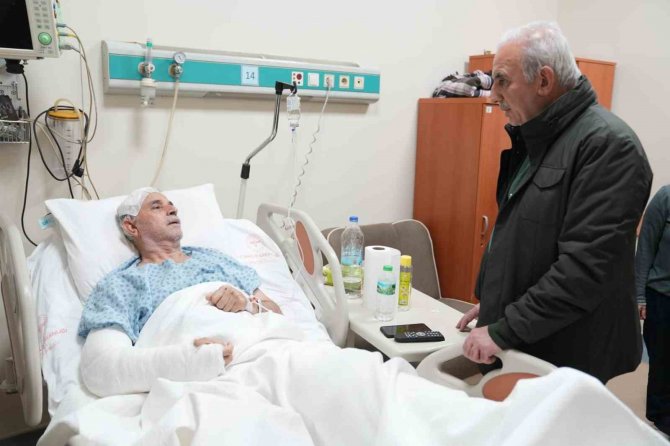 Ümraniye Belediye Başkanı İ̇smet Yıldırım Depremzedeleri Hastanede Ziyaret Etti