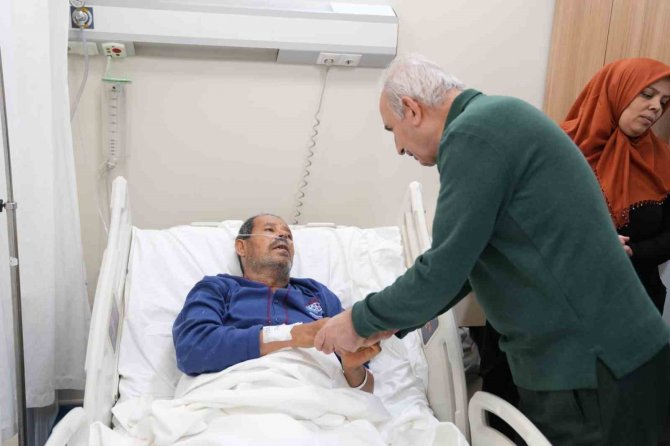 Ümraniye Belediye Başkanı İ̇smet Yıldırım Depremzedeleri Hastanede Ziyaret Etti