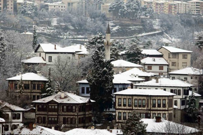 Osmanlı Kentinde Kar Etkili Oluyor