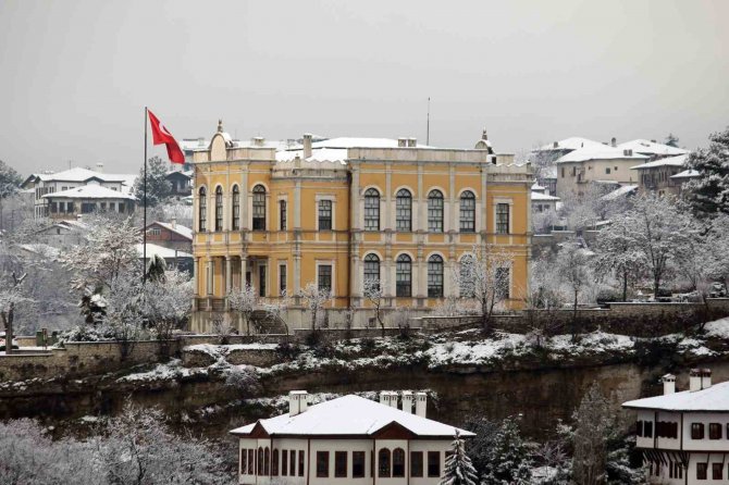 Osmanlı Kentinde Kar Etkili Oluyor
