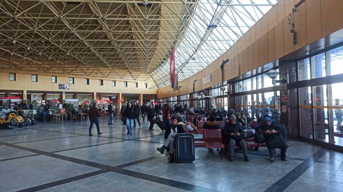 Uzaktan Eğitim Kararı Seferleri Doldurdu