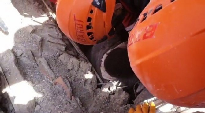 Genç Anne 7 Aylık Bebeğini 4 Gün Enkaz Altında Emzirdi, 5’inci Gün Tükürükle, O Da Kalmayınca Kolunu Kesip Kendi Kanıyla Besledi