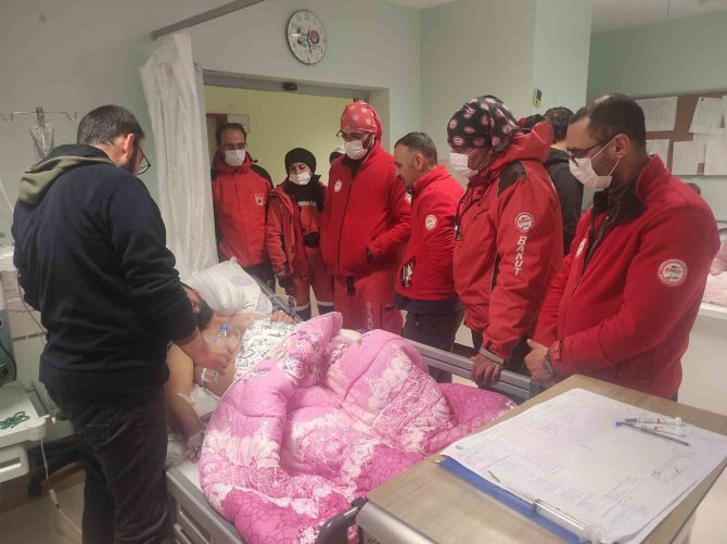 Genç Anne 7 Aylık Bebeğini 4 Gün Enkaz Altında Emzirdi, 5’inci Gün Tükürükle, O Da Kalmayınca Kolunu Kesip Kendi Kanıyla Besledi