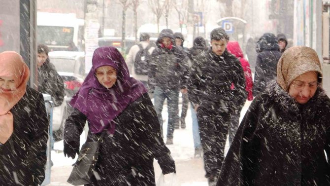 Van’da Yoğun Kar Yağışı Etkili Oluyor