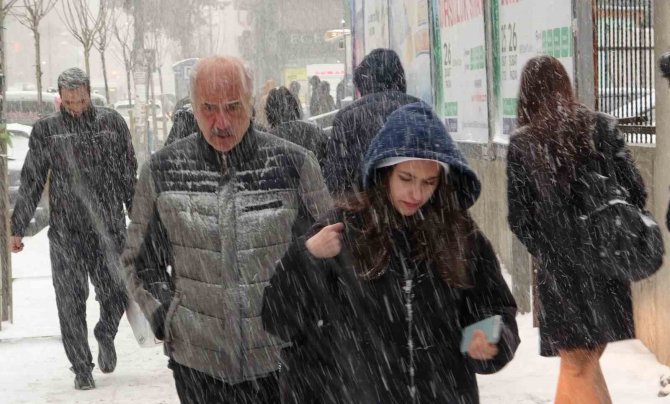 Van’da Yoğun Kar Yağışı Etkili Oluyor