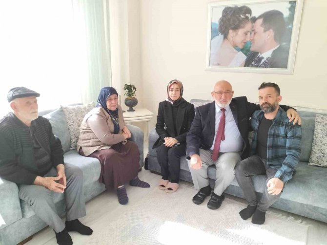 Belediye Ekipleri Evlere Yerleşen Depremzede Ailelerin İhtiyaçlarını Belirliyor